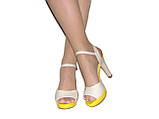 Жіночі бежеві лакові босоніжки жовті стійкий каблук розмір 37, фото 5