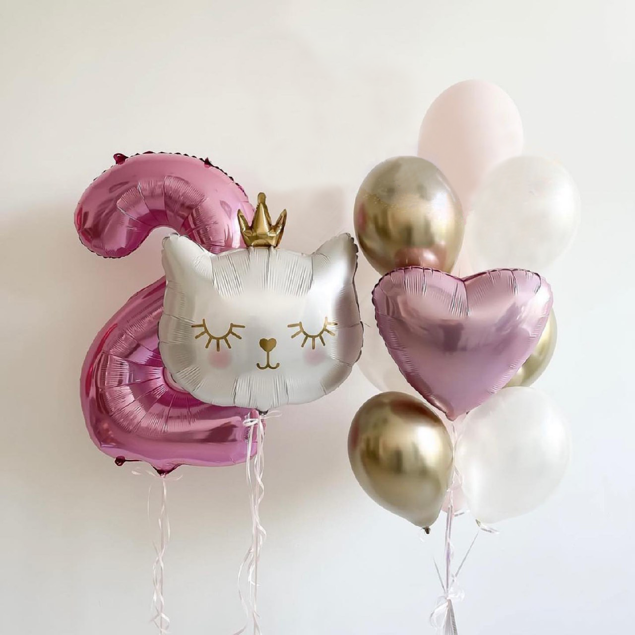 Набір з кульок Біла кішечка з короною і серцем