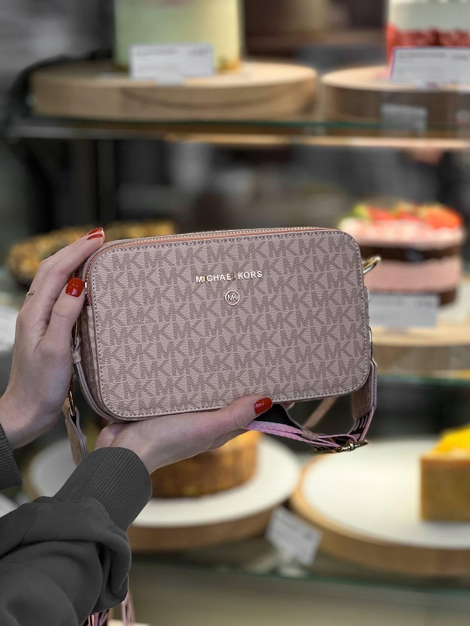 Жіноча сумка Michael Kors The Snapshot Bag Light Pink Кросбоді еко шкіра рожева на 2 відділення Майкл Корс