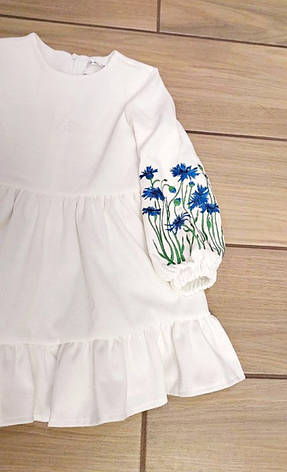 Дитяча святкова сукня білого кольору із вельветової тканини з вишитими рукавами розміри 110, фото 2