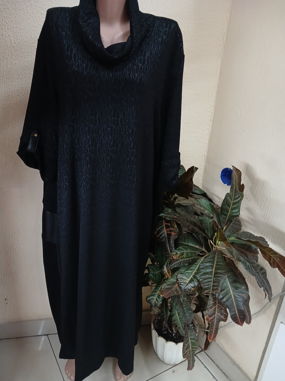 Женское длинное платье черного цвета в разводах, размера батал 44%вискоза - фото 1 - id-p2140956377