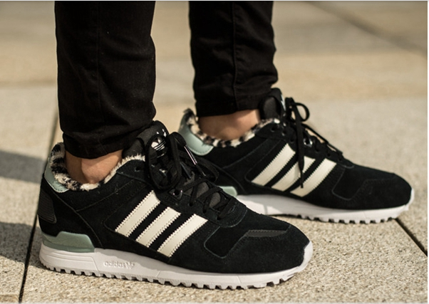 Кросівки жіночі зимові Adidas ZX700 / WNTR-286