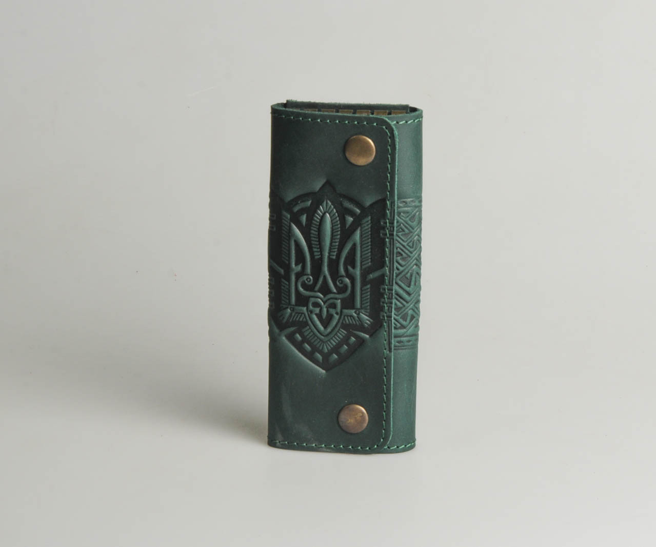 Шкіряна ключниця з тисненим орнаментом "Герб", 6 карабінів, зеленого кольору, 14х6 см, фото 1
