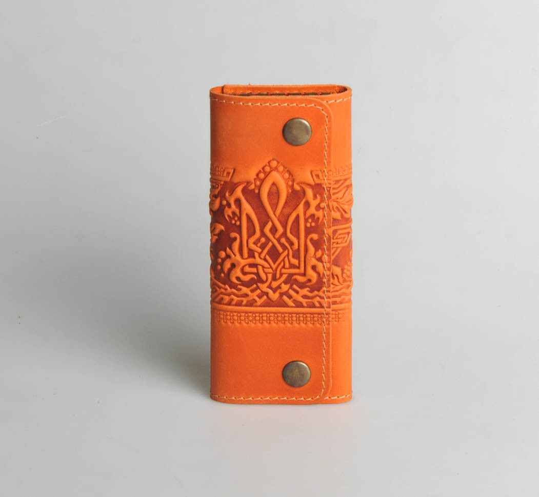 Шкіряна ключниця з тисненим орнаментом "Герб", 6 карабінів, помаранчевого кольору, 14х6 см, фото 1