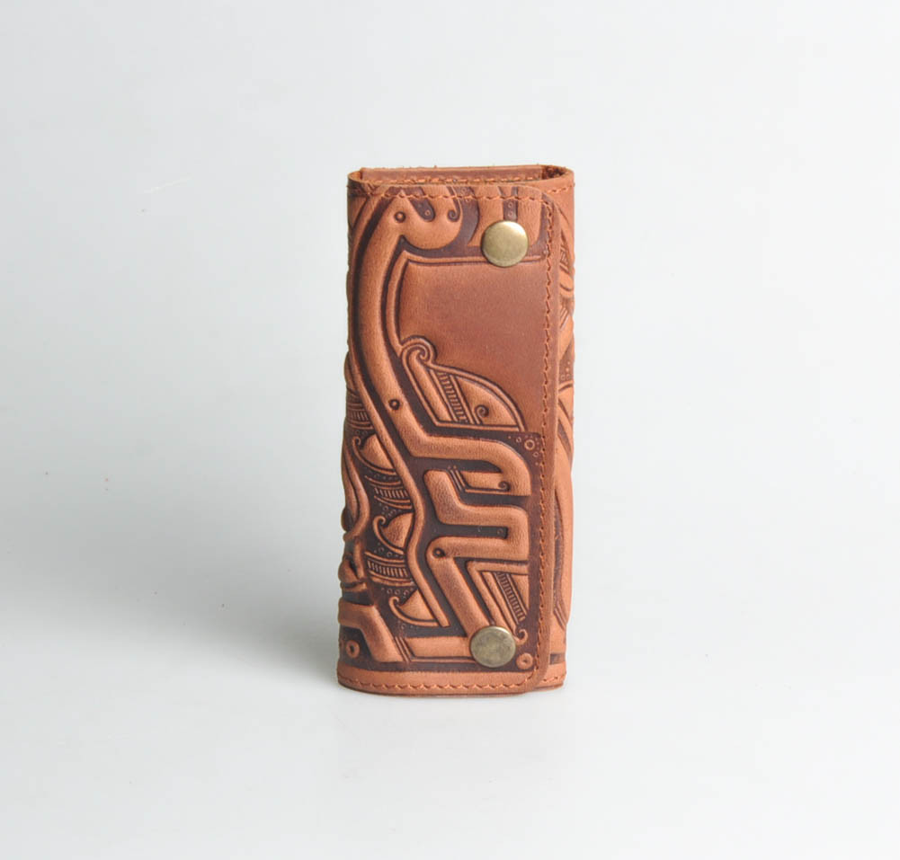 Шкіряна ключниця з тисненням "Плин часу", 6 карабінів, рудого кольору, 14х6 см, фото 1