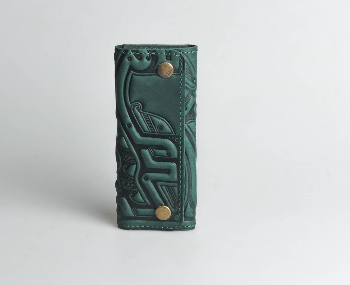 Шкіряна ключниця з тисненням "Плин часу", 6 карабінів, зеленого кольору, 14х6 см, фото 1