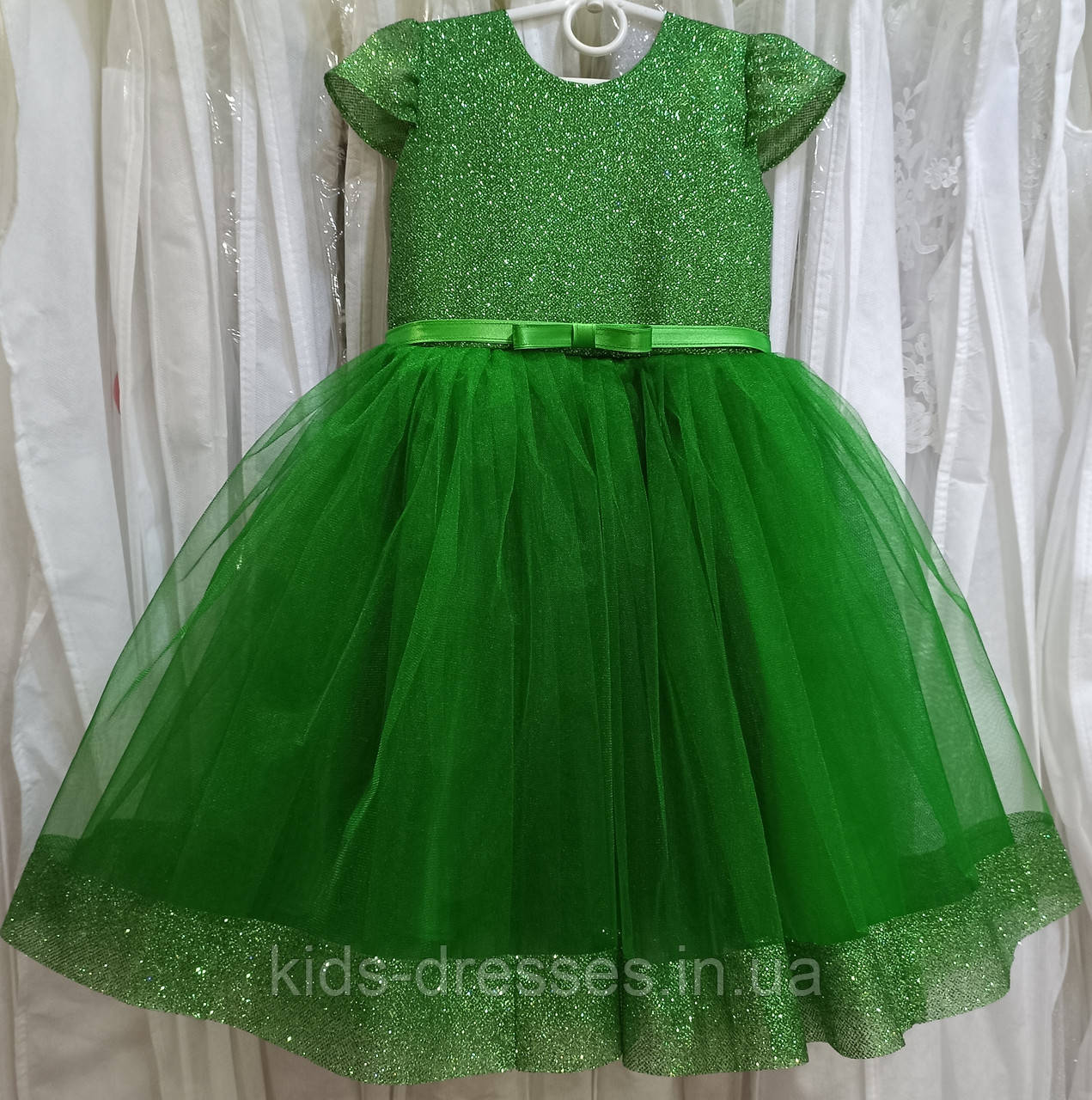 Блискуча зелена ошатна дитяча сукня з коротким рукавчиком на 2-4 роки