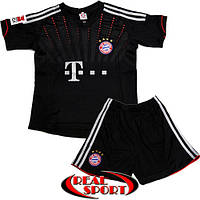 Часто бывает, что условием приёма в спортивную школу становится не только наличие справки о здоровье ребёнка, но и обязательно наличие футбольной формы для занятий.