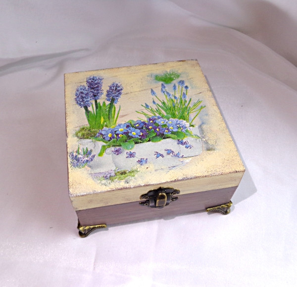 Скринька з дерева квадратна в техніці декупаж "Весняні квіти"