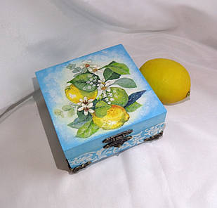 Скринька з дерева квадратна в техніці декупаж "Лимончики"
