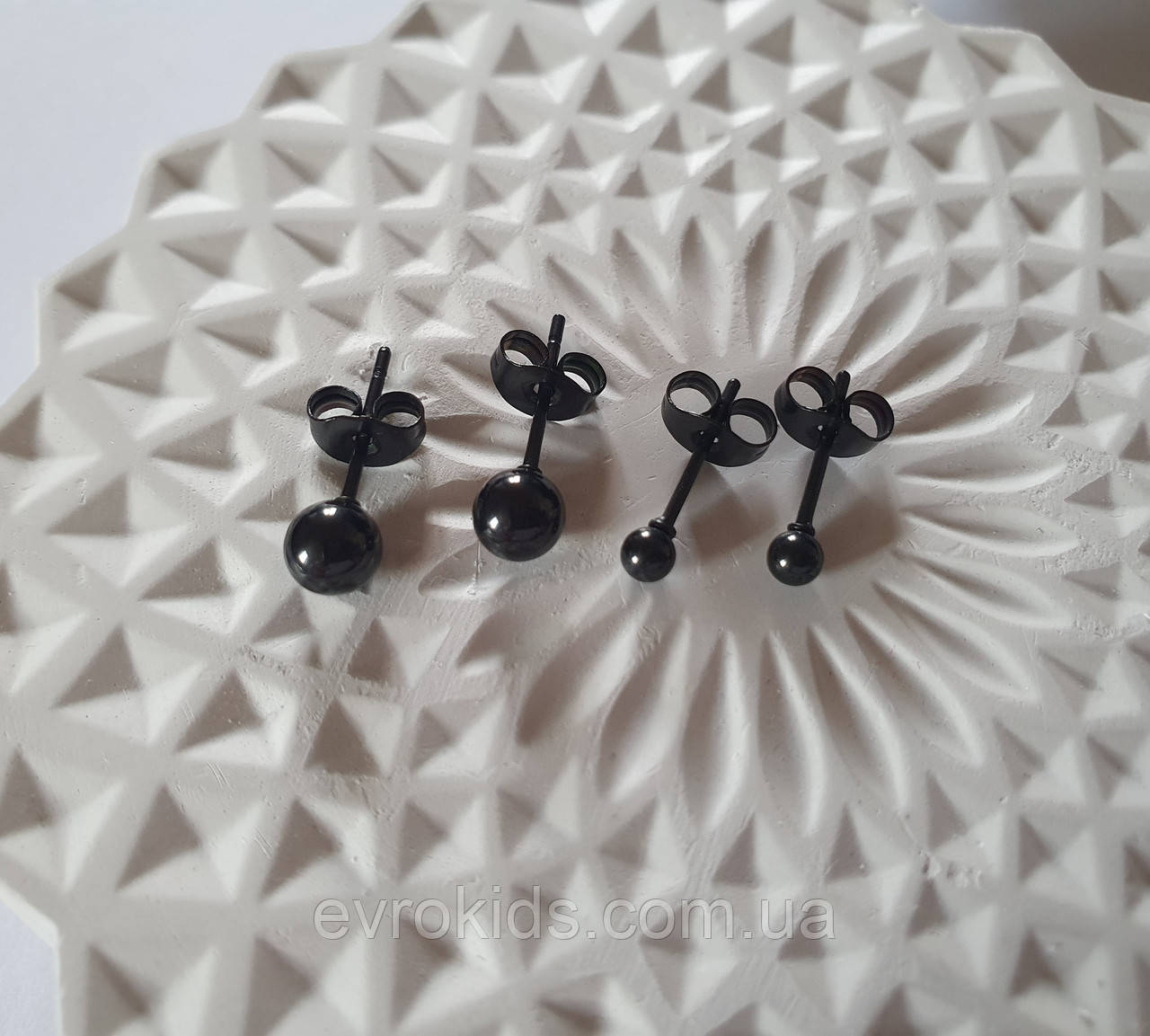 Жіночі чорні сережки гвоздики кульки з медичної сталі 3 мм і 5 мм