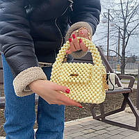 Женская сумка из бусин молочного цвета с подкладкой на золотой цепочке