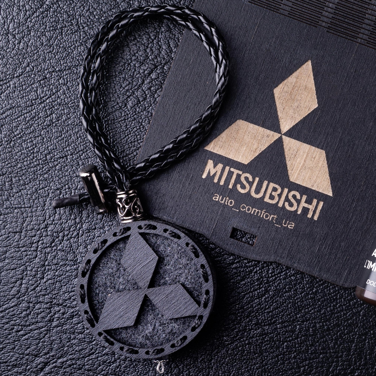 Ароматизатор в машину MITSUBISHI з темного дерева, подарунок чоловікові