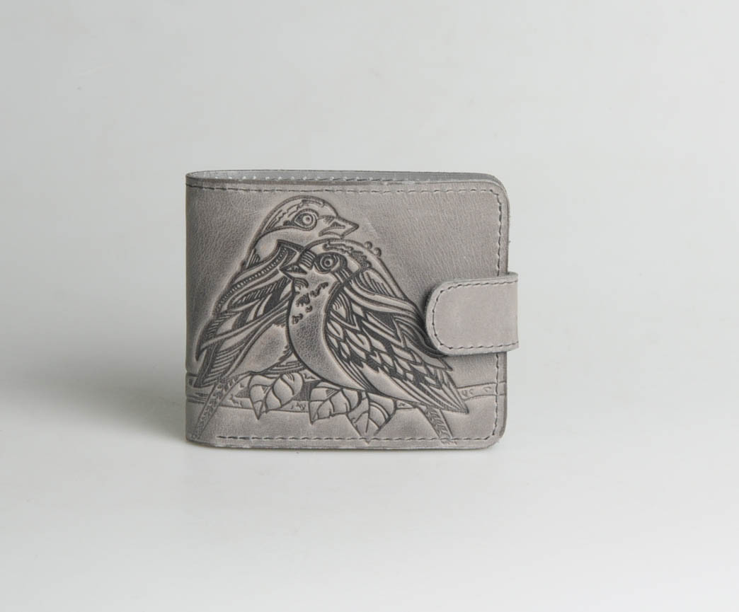 Стильний шкіряний гаманець ручної роботи з тисненням "Пташки", натуральна шкіра, сірого кольору, 11х9 см, фото 1