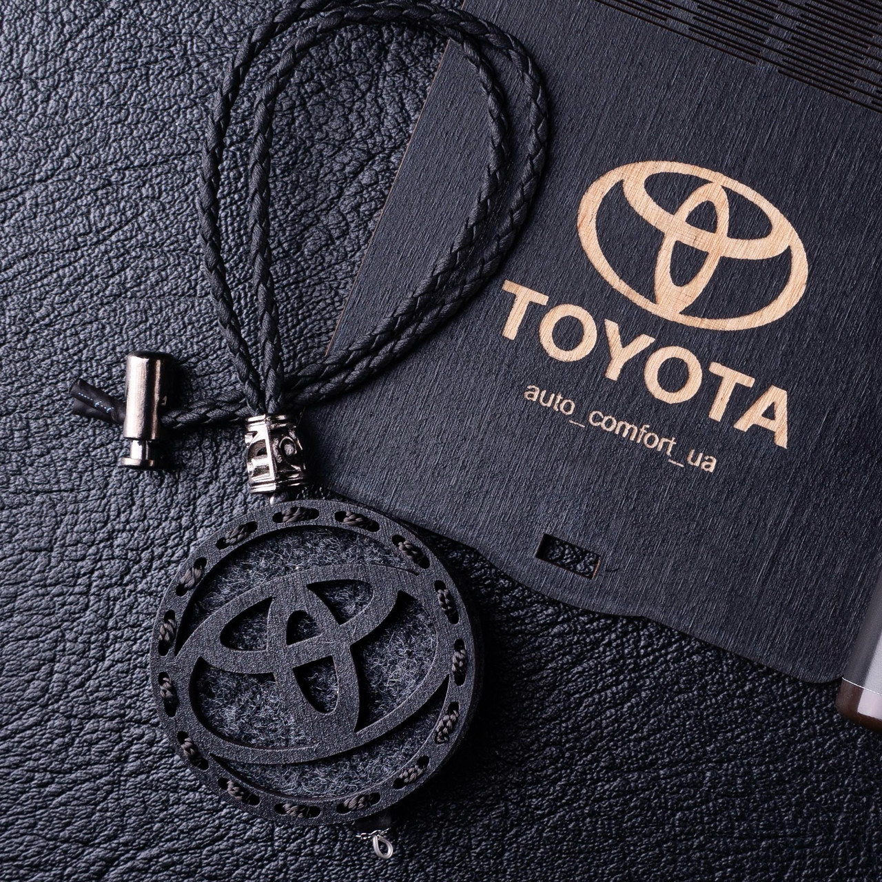 Ароматизатор в машину TOYOTA з темного дерева, подарунок чоловікові