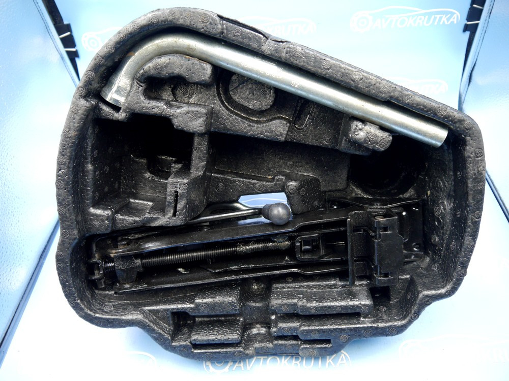 Набір інструментів: домкрат, крюк,  ключ Volkswagen  Fox (2005-2012) - 1JE012115C