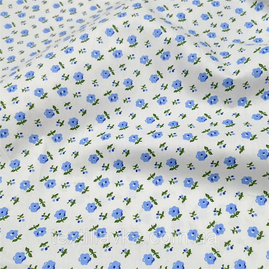 Тканина бавовна для рукоділля блакитні квіточки із зеленими листочками на білому тлі 50 см/40 см