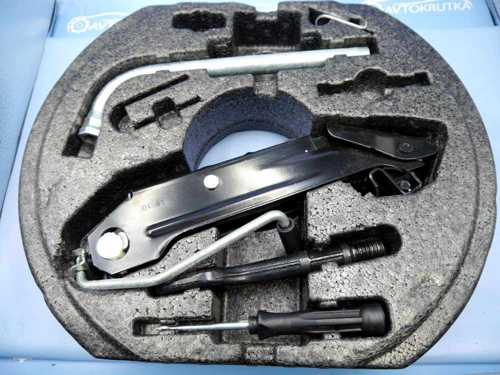 Набор инструментов домкрат, крюк, ключ Volkswagen Golf 6 (2008-2012) - 1K0012115F - фото 1 - id-p2141793910