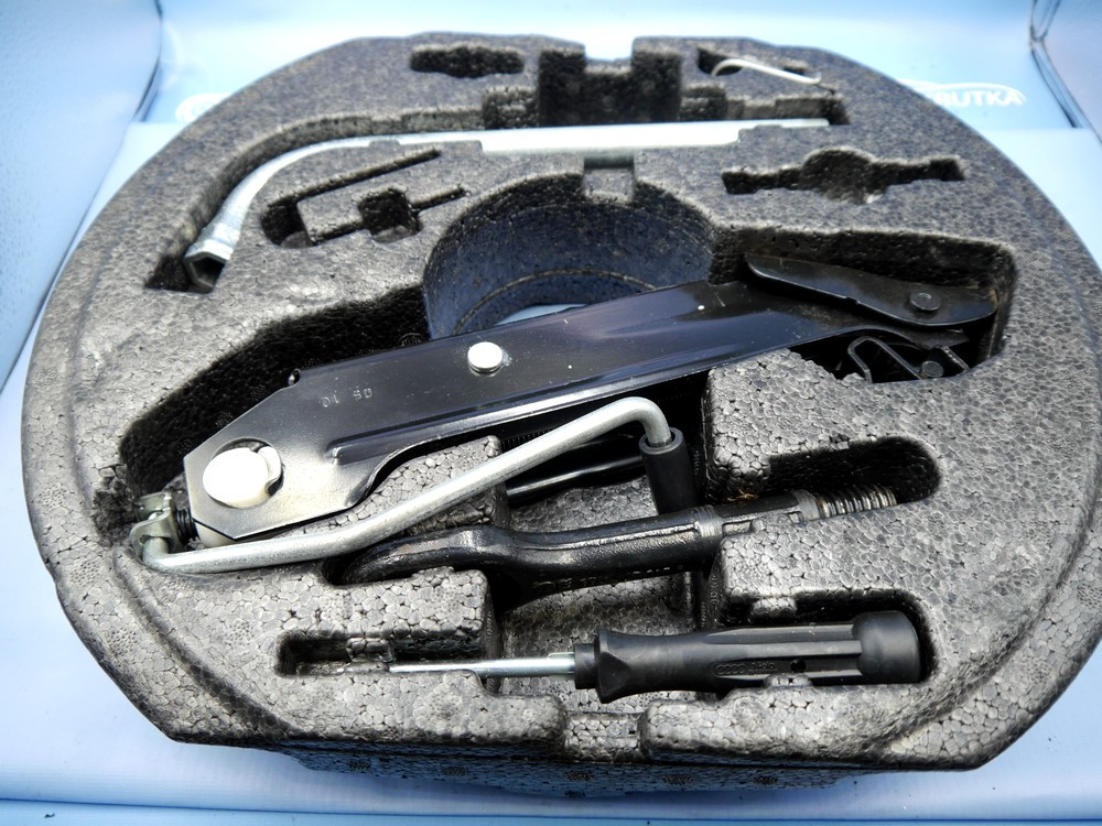 Набор инструментов домкрат, крюк, ключ Volkswagen Golf 6 (2008-2012) - 1K0012115F - фото 2 - id-p2141793910