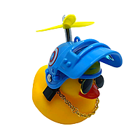 Уточка резиновая в голубом шлеме Гонщик утка в машину на торпеду