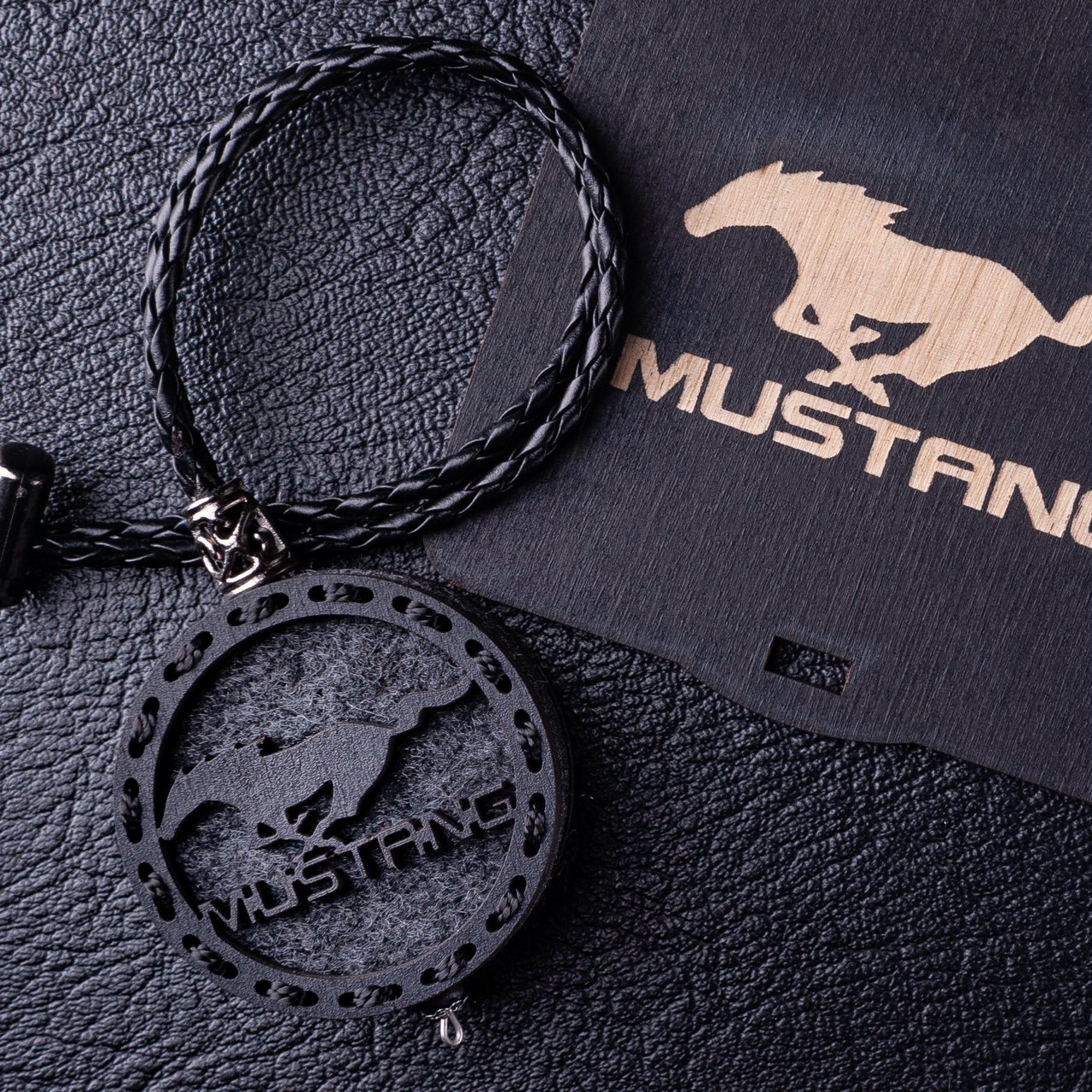 Ароматизатор в машину MUSTANG з темного дерева, подарунок чоловікові
