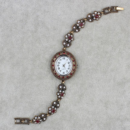 Женские часы наручные овальные кварцевые бижутерный сплав металл в золотистом цвете с рубиновыми камнями, фото 2