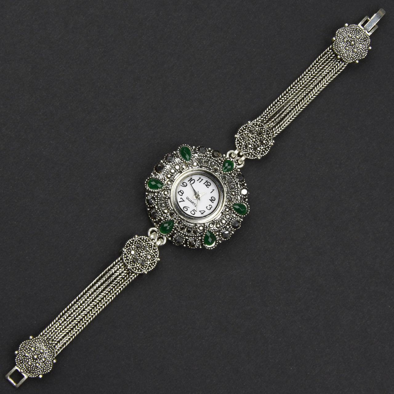 Женские часы винтажные круглые кварцевые металл в серебристом цвете с зелёными камушками стразами длина 19 см