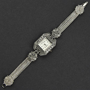 Женские часы винтажные квадратные кварцевые бижутерный сплав металл в серебристо цвете с стразами длина 19 см