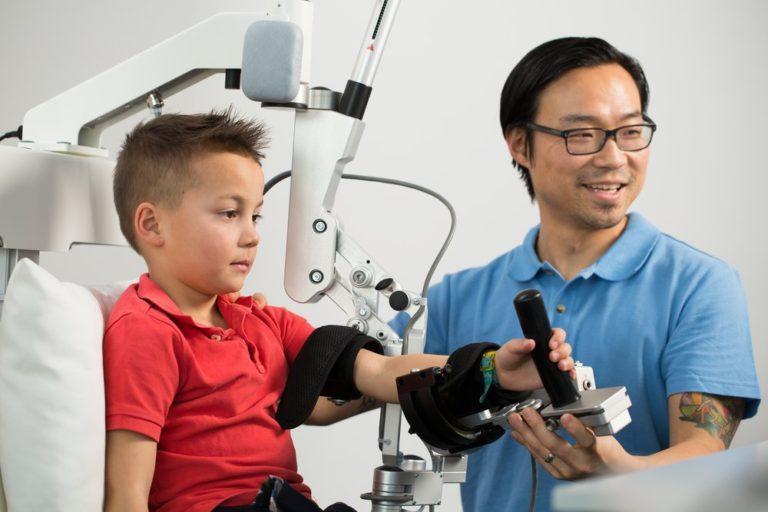Armeospring pediatric, реабілітаційний комплекс для функціональної терапії верхніх кінцівок