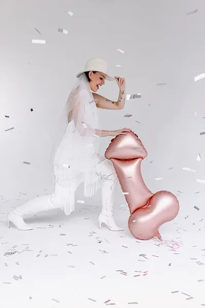 Сахнада ауызша секспен