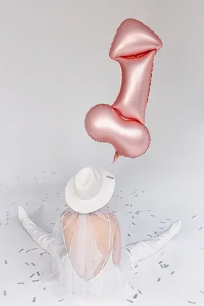 Қыз терезеден секске қарап тұрды