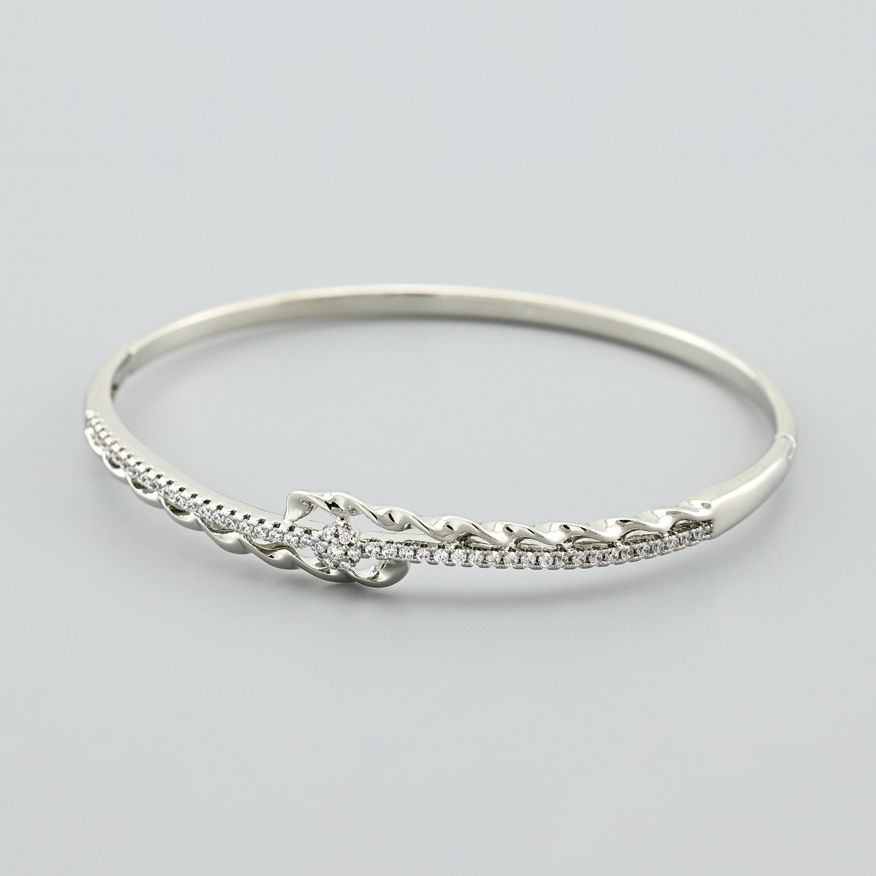 Жорсткий браслет Аврора 43154 ширина 8 мм білі фіаніти позолота Біле Золото довжина 15-18, фото 1