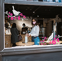 Наклейка виниловая интерьерная декор на окно (витрину, стекло, зеркало) "Ветки цветущей Сакуры. Птицы" з