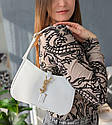 Біла жіноча маленька сумка багет на плече з ручкою, Молодіжна модна міні сумочка білого кольору на блискавці, фото 8