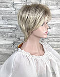 Перука блонд блондинки коротка стрижка жіноча для жінок із темними коренями для щоденної носки Hivision Vega, фото 2