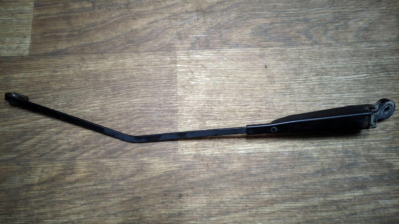 Держак склоочисника (задній, ляда) Renault Trafic, Opel Vivaro 2001-2014, 8200233724 (Б/У)