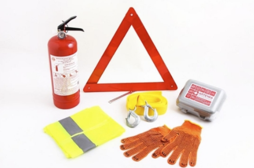 Набір автомобіліста - вогнегасник 2 кг, трос, аптечка, аварійний знак, жилет та рукавички, фото 1