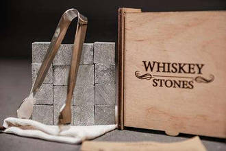 Каменi для вiскi в дерев'янiй шкатулцi 16 стеатитових каменя для охолодження вiскi