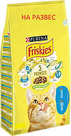 Сухой корм для взрослых котов Purina Friskies с лососем и овощами на развес 1 кг