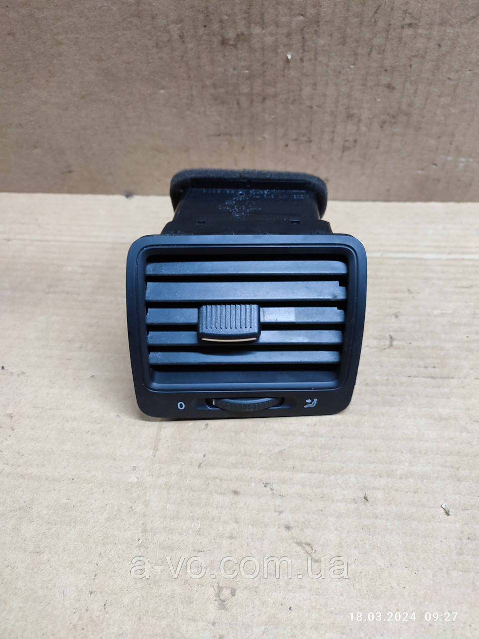 Дефлектор повітряний правий VW Golf 5 1k0819710, фото 1