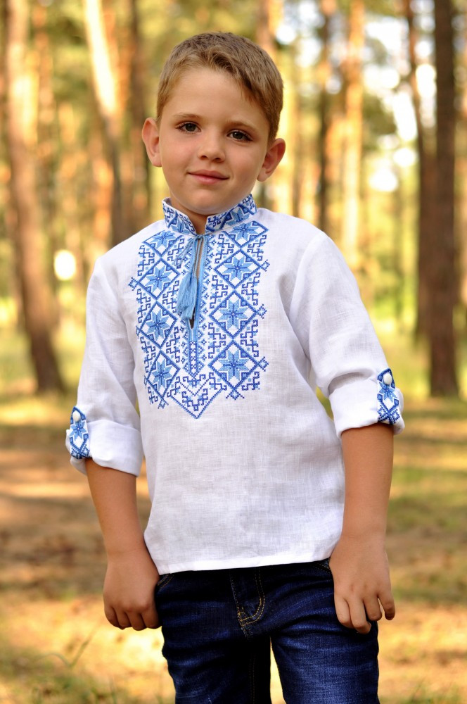 Вышиванка для мальчика с традиционным сине-голубым орнаментом - фото 1 - id-p2144155689