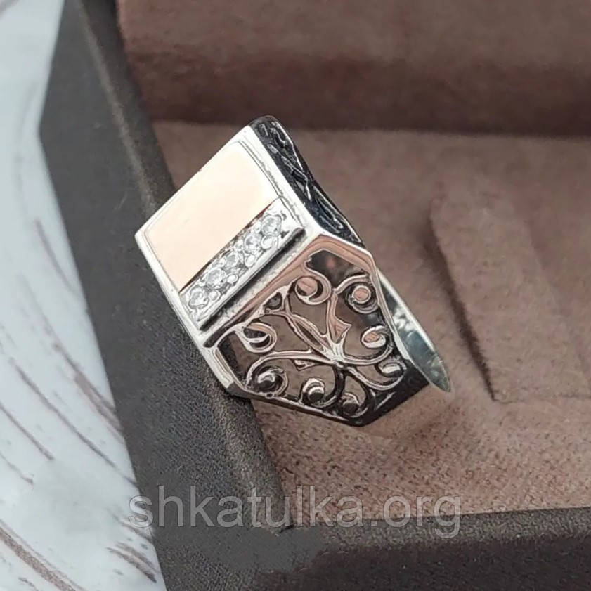 Срібний чоловічий перстень із золотою пластиною та фіанітами