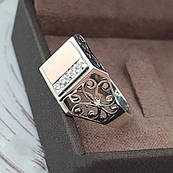 Срібний чоловічий перстень із золотою пластиною та фіанітами
