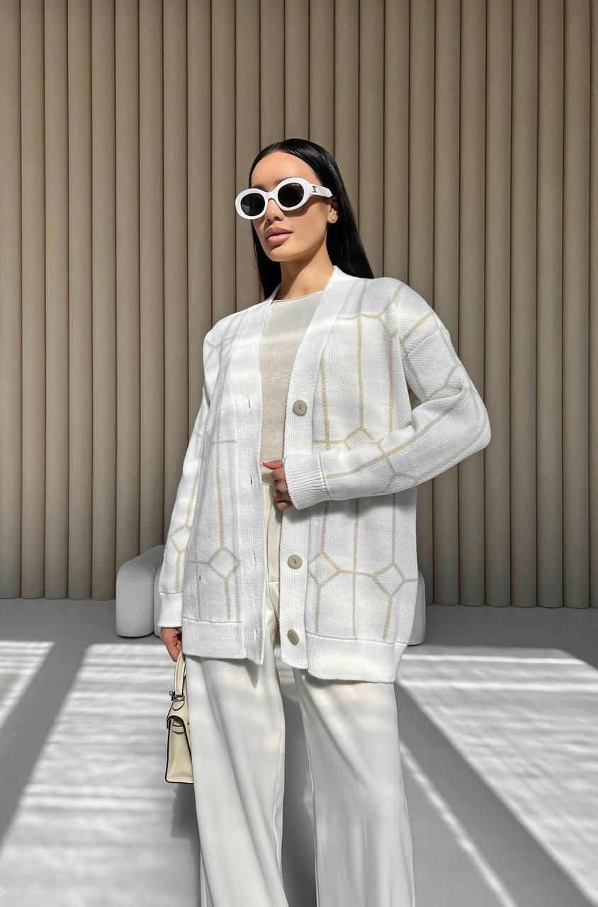 Крутий подовжений в'язаний кардиган із візерунком на ґудзиках