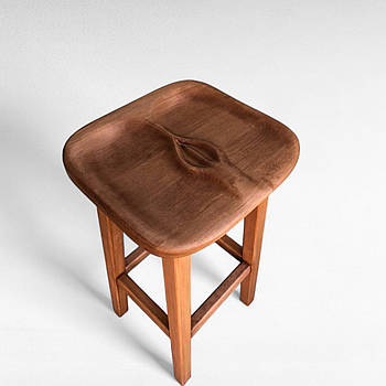 Високий дерев'яний табурет з відбитком дівчини та хлопця для кафе, бару, пабу Барний стілець з дерева з підніжкою