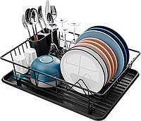 Чорна стійка для посуду для посуду з тримачем для столових приборів і пластиковим піддоном для крапель для зберігання.