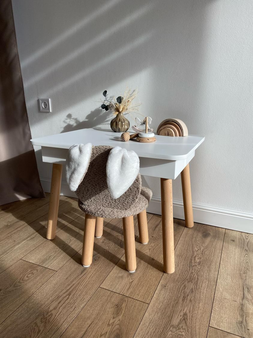 Дитячий стіл і 1 стілець (дерев'яний стільчик  1 шт з м'яким сидінням та спинкою і стіл з пеналом)