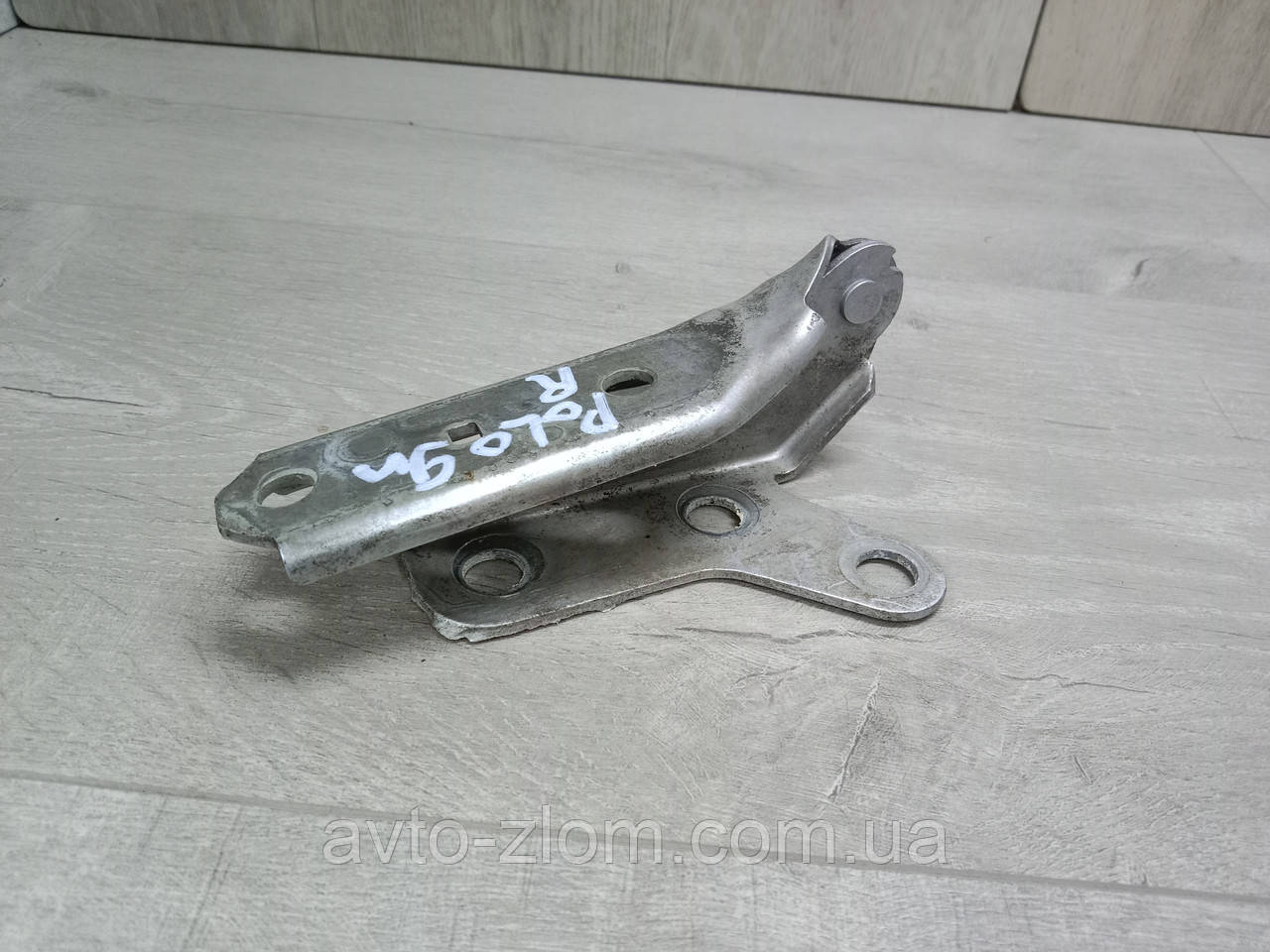 Петля капота Volkswagen Polo 9N, Поло. Права. 6Q0823302B., фото 1