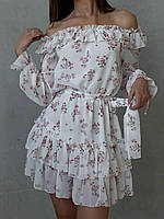 Белое цветочное женское короткое пышное платье с рюшами и открытыми плечами