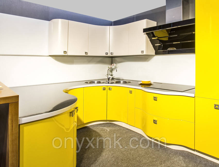 Стильна жовта хвиляста кухня